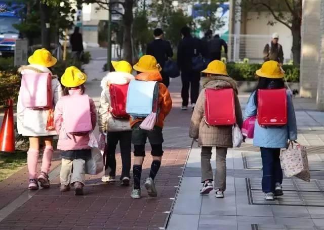為啥日本小學生的書包要25000塊一個？原來有這麼多功能?!!!!! - 世界探索 - 日本