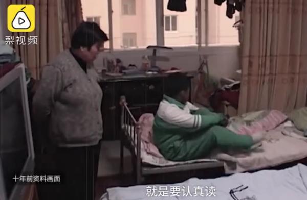奶奶抱孫「狂洗1周」還是髒　送醫才知「乖孫是黑人」