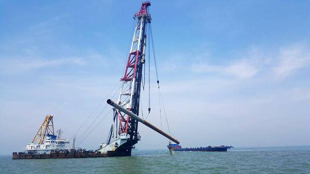 海水那麼深，跨海大橋橋墩是怎麼建上去的？現在總算知道了！