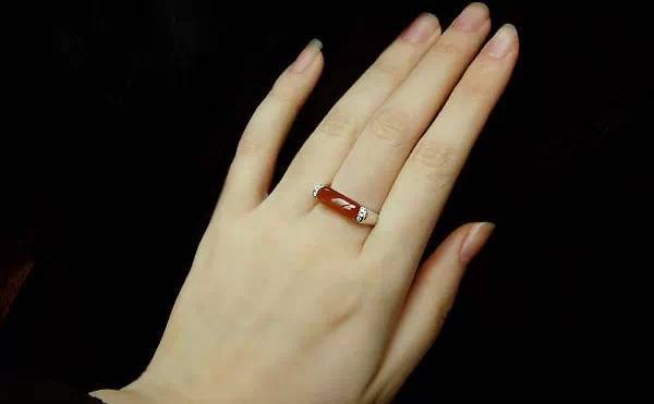 六種手型的女人最不缺錢花，對比一下自己的手吧