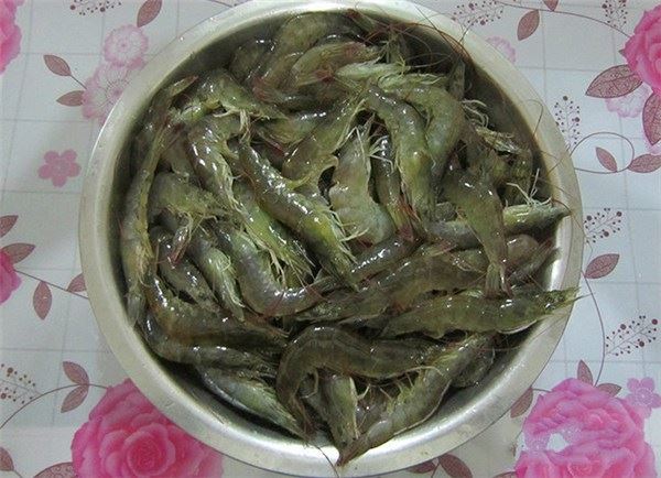 蝦買多了怎辦？教你一招，靠這樣保存放再久也不怕蝦頭變黑，別再傻傻直接放冰箱了！ 