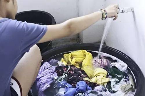 衣服有異味怎麼辦？聰明的女人都這樣做，趕緊收藏！