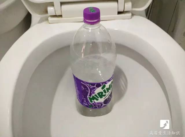 馬桶堵了別花冤枉錢，自己動手幾塊錢就解決，還不髒手！