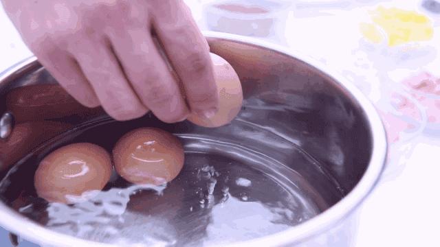 煮雞蛋怎麼煮鮮嫩不粘殼？記住這幾個竅門，煮出來又嫩又好吃！