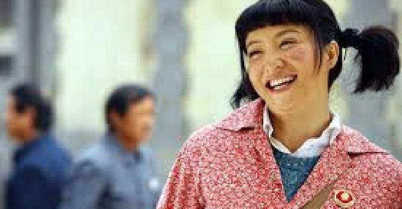 公司新來一位「傻員工」，所有人把工作推給她，她都默不吭聲，沒想到最後竟... 