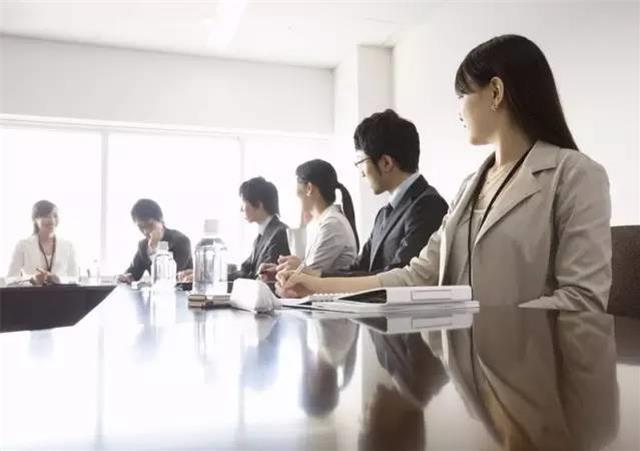 公司新來一位「傻員工」，所有人把工作推給她，她都默不吭聲，沒想到最後竟... 