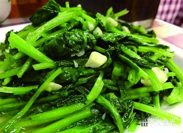 飯店大廚告訴你，炒青菜牢記這招，炒出來綠油油又脆又好吃