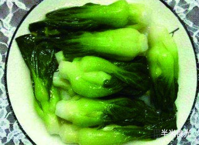 飯店大廚告訴你，炒青菜牢記這招，炒出來綠油油又脆又好吃