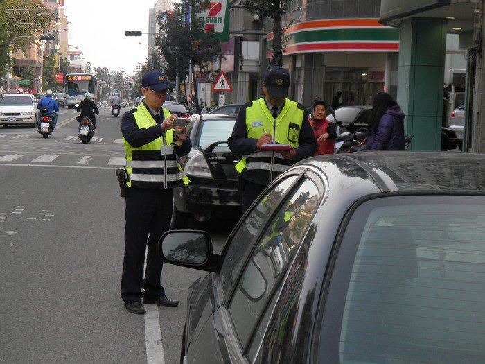 長知識！如果警察正對你停在路邊的車拍照，千萬別吵架！你只需要這樣做！！太受用了！！！