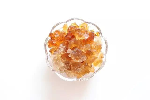 【桃 膠】天然的膠質可滋陰養顏，價錢親民是平民的燕窩，而且非常容易烹煮。這裡和大家分享7個桃膠的養顏食譜。