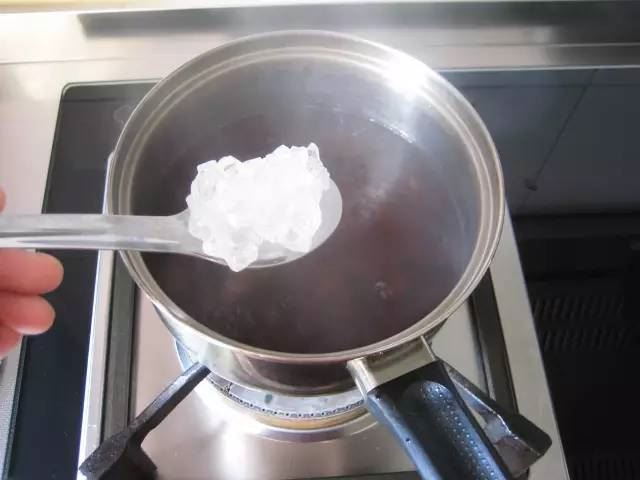 【桃 膠】天然的膠質可滋陰養顏，價錢親民是平民的燕窩，而且非常容易烹煮。這裡和大家分享7個桃膠的養顏食譜。