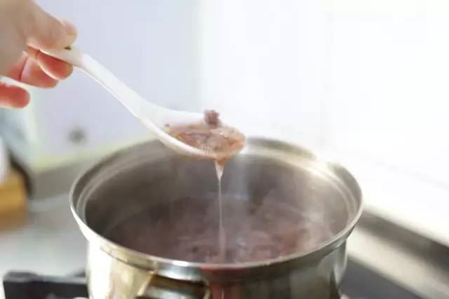 【桃 膠】天然的膠質可滋陰養顏，價錢親民是平民的燕窩，而且非常容易烹煮。這裡和大家分享7個桃膠的養顏食譜。