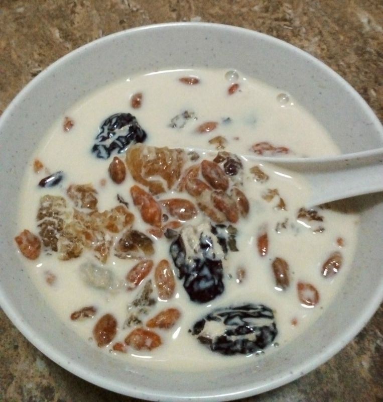 【桃 膠】天然的膠質可滋陰養顏，價錢親民是平民的燕窩，而且非常容易烹煮。這裡和大家分享7個桃膠的養顏食譜。