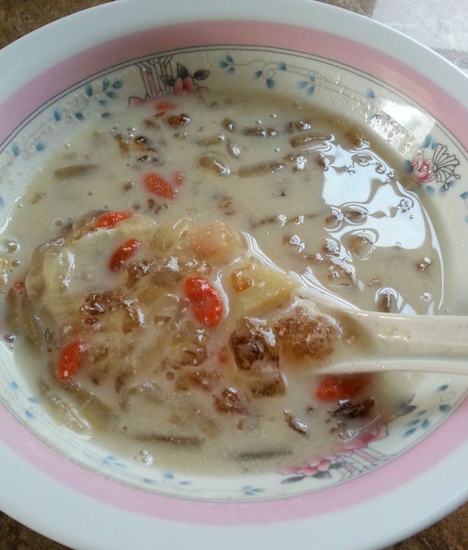 【桃 膠】天然的膠質可滋陰養顏，價錢親民是平民的燕窩，而且非常容易烹煮。這裡和大家分享7個桃膠的養顏食譜。