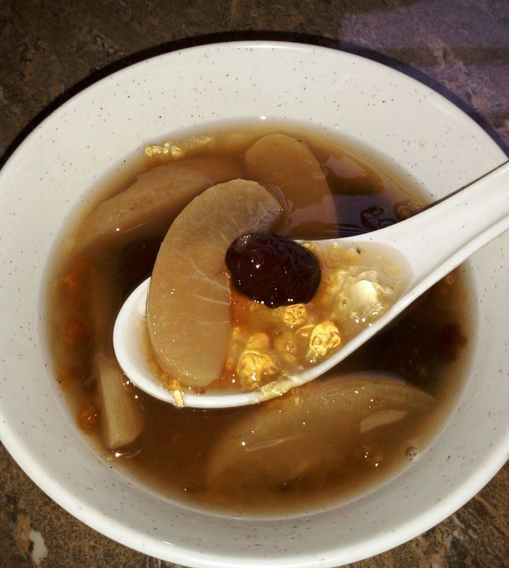 【桃 膠】天然的膠質可滋陰養顏，價錢親民是平民的燕窩，而且非常容易烹煮。這裡和大家分享7個桃膠的養顏食譜。