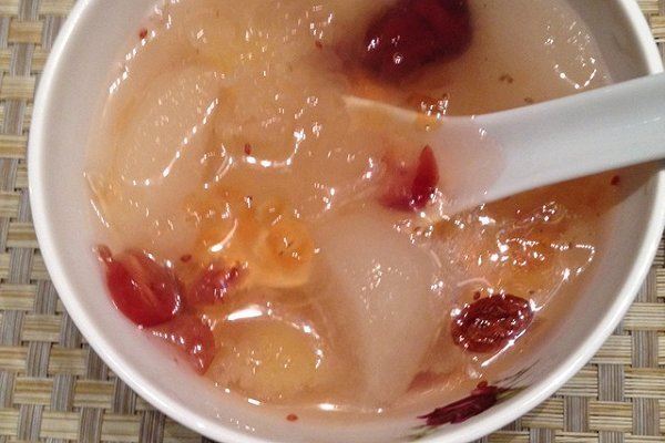 【桃 膠】天然的膠質可滋陰養顏，價錢親民是平民的燕窩，而且非常容易烹煮。這裡和大家分享7個桃膠的養顏食譜。