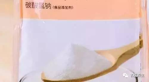 她把小蘇打灑在馬桶上，不可思議的事情發生了（收藏）