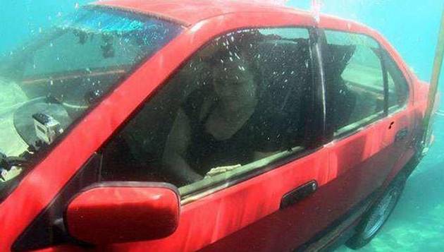 【教你自救黃金兩分鐘】汽車掉水裡的自救方法！