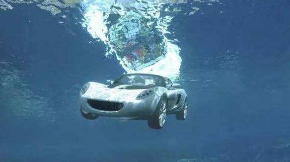 【教你自救黃金兩分鐘】汽車掉水裡的自救方法！
