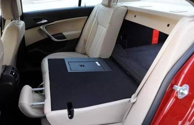 【教你自救黃金兩分鐘】汽車掉水裡的自救方法！