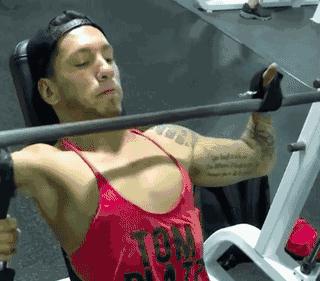 連巨石強森都跪拜！帥男只有「3分之一的身體」，卻靠「唯一左臂」做出一般人都做不到的事！