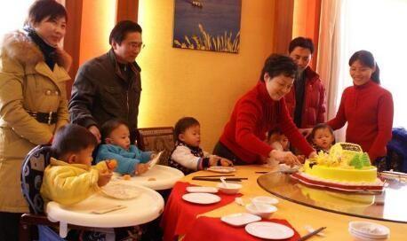 姐姐懷孕後，弟弟去看她，推開門後，弟弟把桌子掀了，勸姐姐離婚
