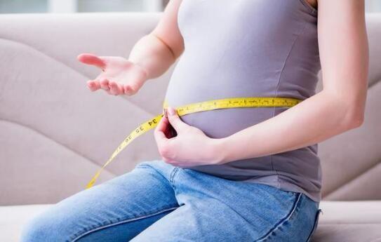 姐姐懷孕後，弟弟去看她，推開門後，弟弟把桌子掀了，勸姐姐離婚