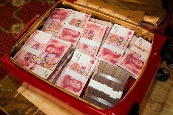 我千里迢迢的去看遠嫁女兒，吃飯時親家母總踢我，低頭一看我哭了