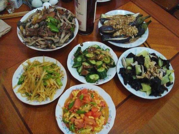 我千里迢迢的去看遠嫁女兒，吃飯時親家母總踢我，低頭一看我哭了