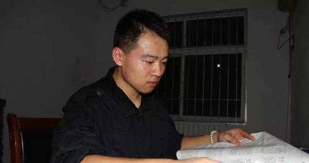 窮孩子借錢上大學，親戚都躲他，姨父趕來一頭豬，十年後還一棟房