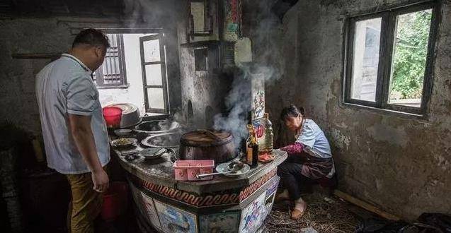 窮孩子借錢上大學，親戚都躲他，姨父趕來一頭豬，十年後還一棟房