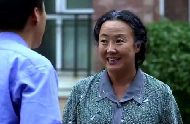 兒媳坐月子，大媽親自照顧，出差回家瞥了眼冰箱，兒子請母親出去