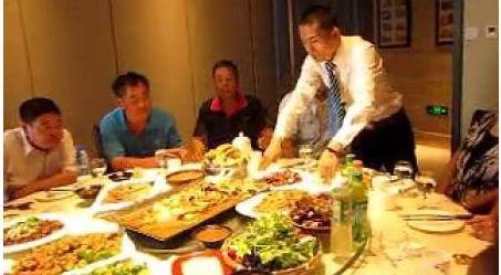 同學聚會花3萬，結束我偷偷打包剩菜，回家收到班長微信，我哭了