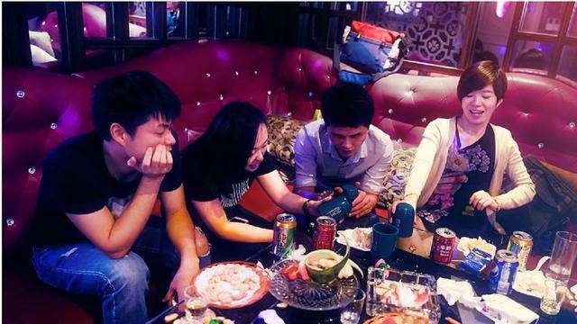 同學聚會花3萬，結束我偷偷打包剩菜，回家收到班長微信，我哭了