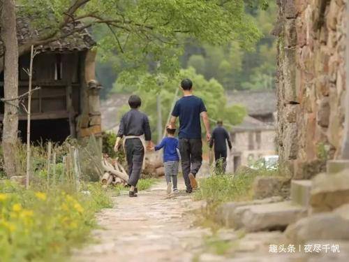 四歲的啞巴兒子忽然對父親說：你後背有個人，想不到救了爸爸一命