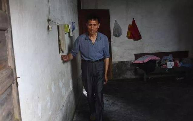 小伙子每頓飯都多做一份給隔壁阿婆，10年後阿婆過世，律師找上門