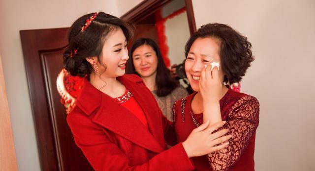 母親車禍昏迷，女兒無意撥錯母親的號碼，電話一接通女兒往回跑