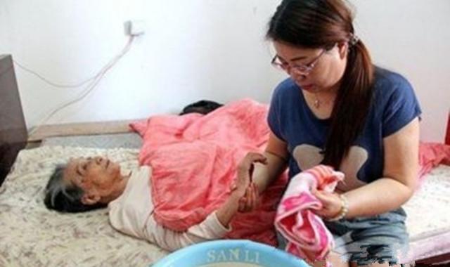 母親車禍昏迷，女兒無意撥錯母親的號碼，電話一接通女兒往回跑