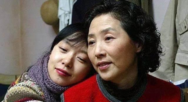 母親車禍昏迷，女兒無意撥錯母親的號碼，電話一接通女兒往回跑
