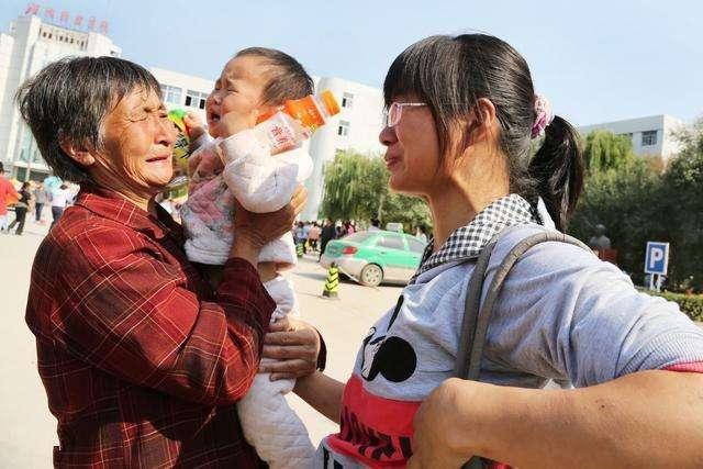 我媽過生日，吃飯席間老婆拿出2千，女兒大喊一聲，我怒提離婚