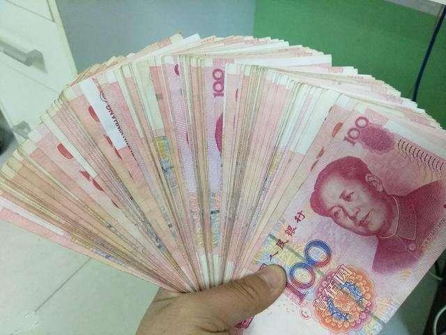 我媽過生日，吃飯席間老婆拿出2千，女兒大喊一聲，我怒提離婚