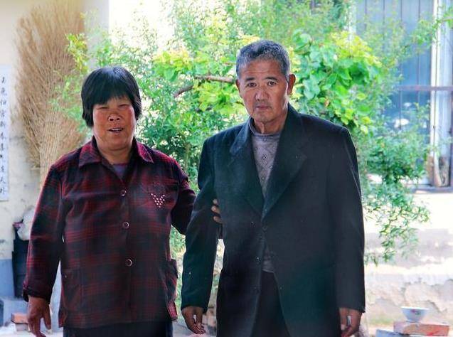 農村夫妻被親家母冷嘲熱諷，老漢忍不可忍一席話全場頓時無聲，嚇得親家公趕忙鞠躬道歉！