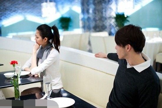 老婆患癌，老公捲走全部藥費，三年後帶情人回家轉正，推門癱在地