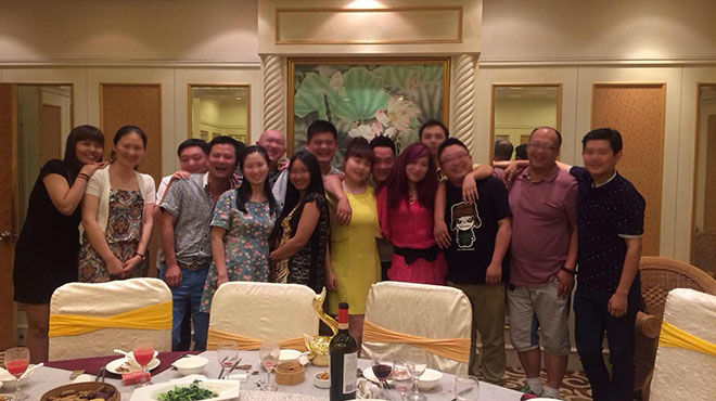同學聚會，帶殘疾妻子參加被嘲諷，妻子手指指牆，同學卻慘被打臉