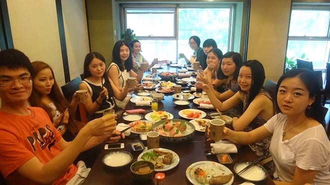 同學聚會，帶殘疾妻子參加被嘲諷，妻子手指指牆，同學卻慘被打臉