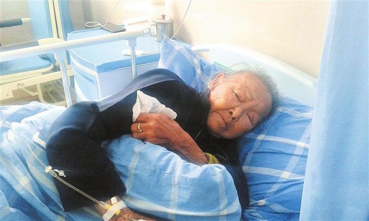 岳母住院，非讓女婿陪床，醫生趁查房塞一紙條，女婿一瞧，臉綠了