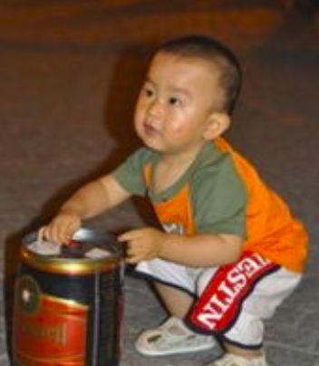離婚四年，偶遇前丈母娘擺地攤，看到她身邊的男孩，俺愣住了！