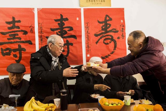 去給岳父過大壽，岳母給我臉色，兒子無意說一話，我摔門離開報了警
