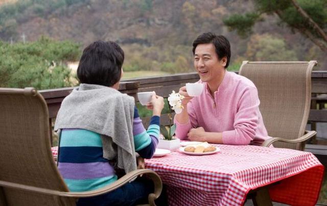 女兒結婚老婆給十萬陪嫁，婚後女兒哭著回來，我給老婆一巴掌！