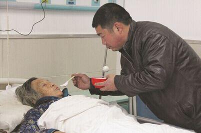 為給母親治病我決定賣房，老婆和我離婚，母親去世我跪地痛哭！